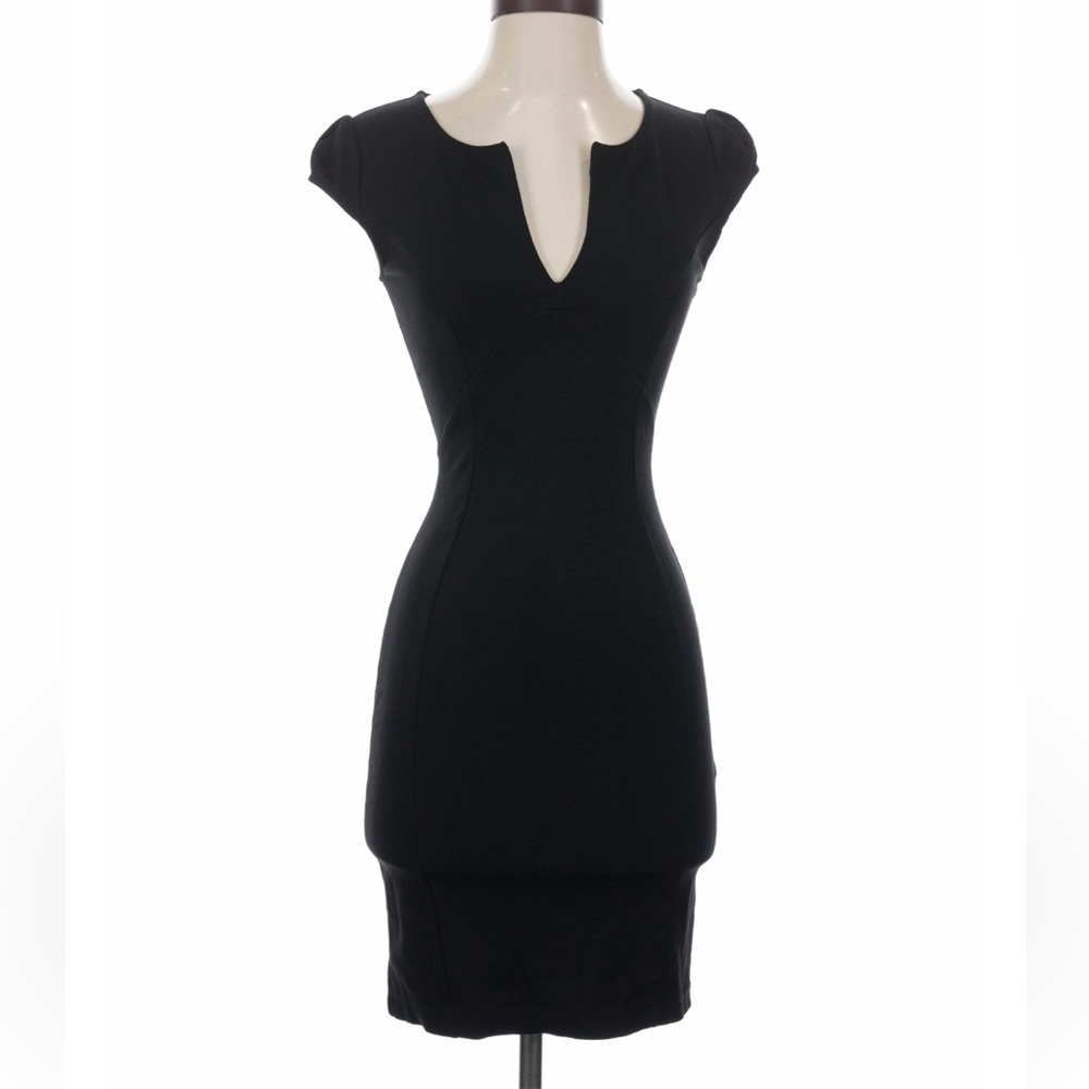 Lulu’s black fitted dress